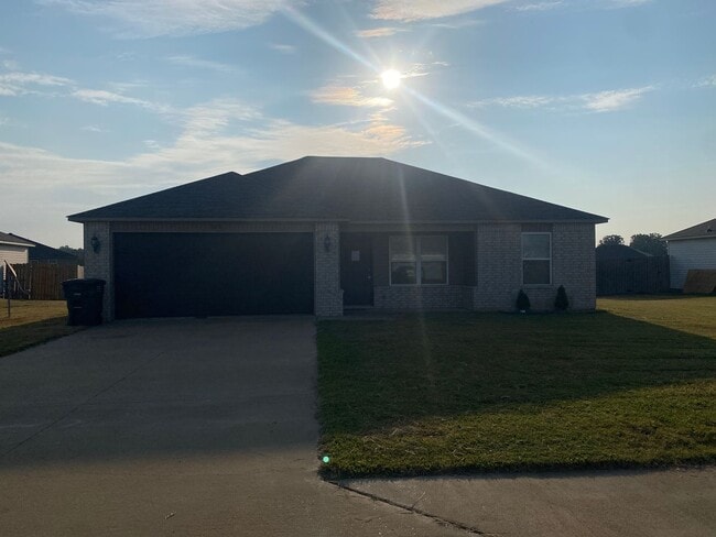 Building Photo - SUPER CLEAN 3bedroom/2bathroom home in Bro...