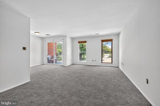 Building Photo - 1001 White Oak Rd