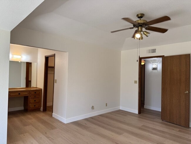 Building Photo - 6517 N San Pedro Ave