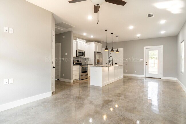 Building Photo - 1419 S 7th Ave