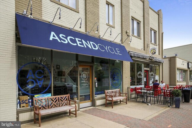 Building Photo - 409 E Raymond Ave