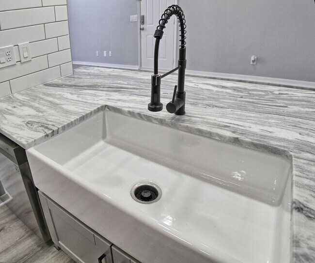 Building Photo - New Remodel! Gorgeous 2 Bedroom Condo! Amazing Location!