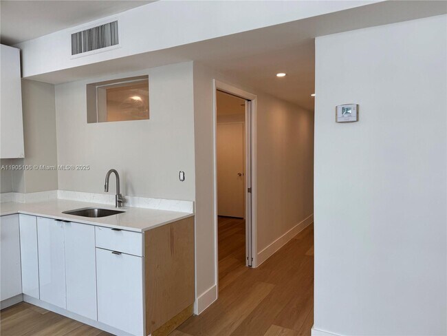 Building Photo - 825 Brickell Bay Dr