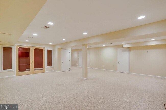 Building Photo - 9801 Clydesdale St