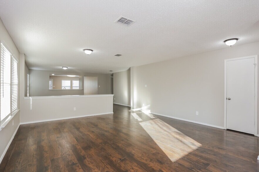 Building Photo - 539 Burleson St