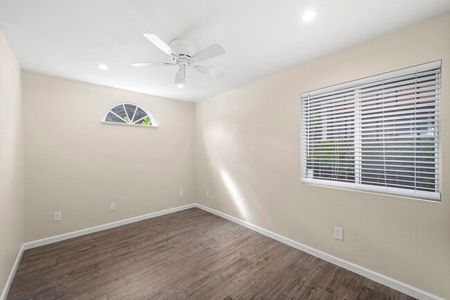 Building Photo - Spacious 4-Bedroom 2.5-Bathroom Townhome 5...