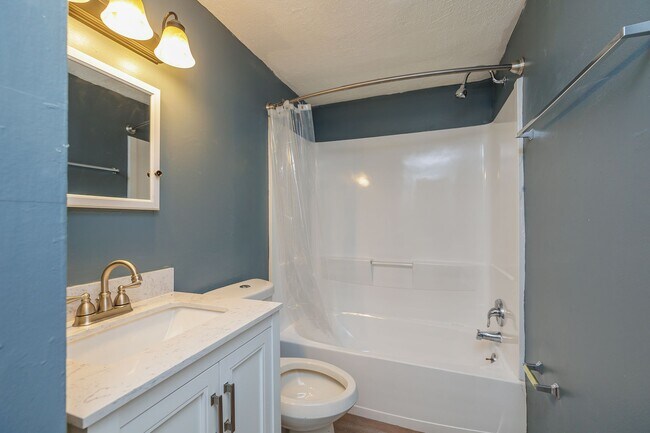 Building Photo - 3rd floor completely renovated and new owners