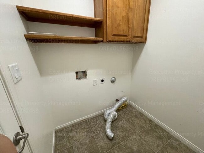 Building Photo - 4 bedrooms/ 2 bathrooms, with a patio.