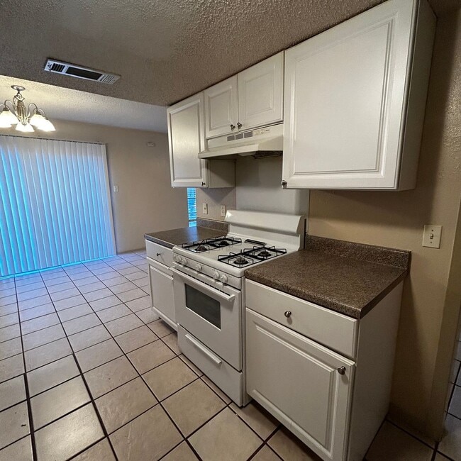 Building Photo - 7204 Creekside Dr