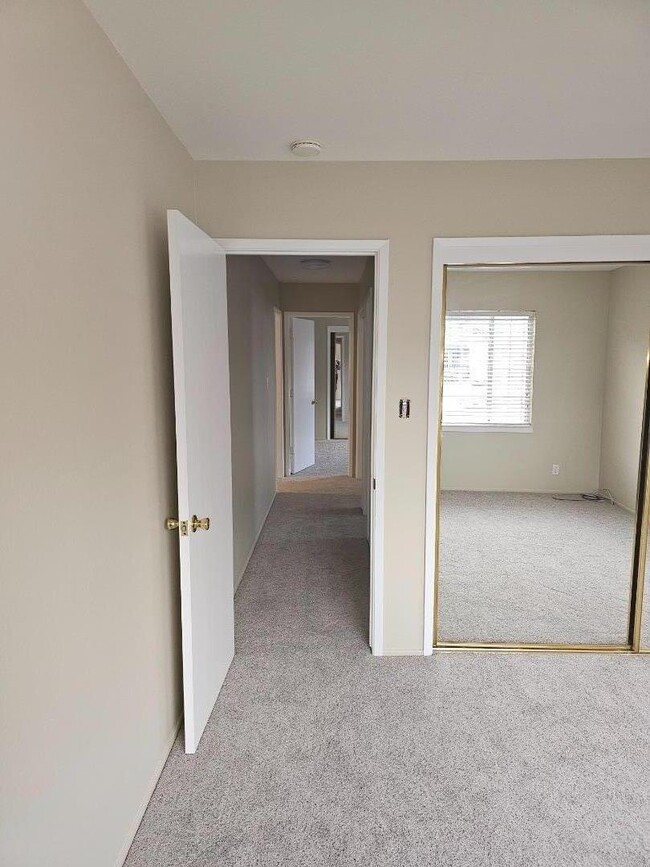 Building Photo - 160 Clarendon Rd