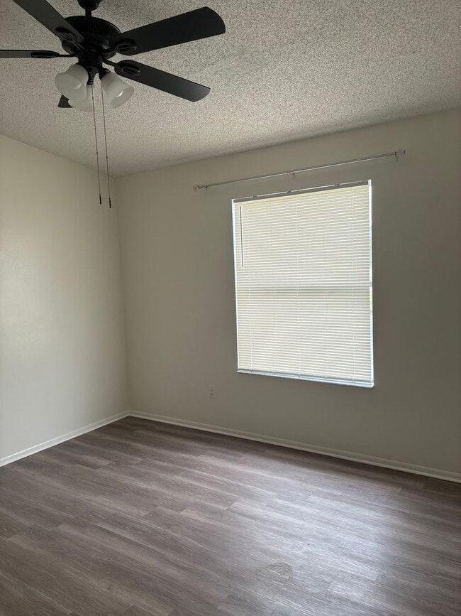 Building Photo - Townhome in Chelsea Square