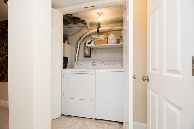 Building Photo - 1319 Corbin Pl NE