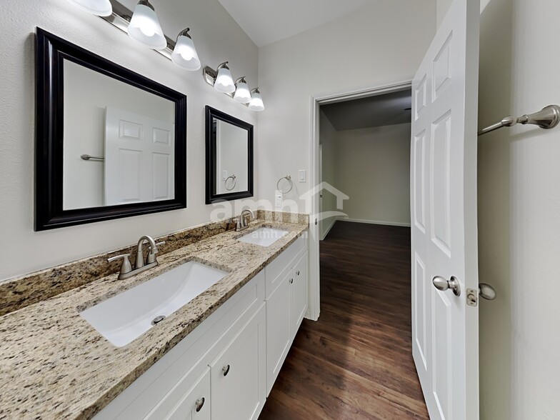 Building Photo - 2037 Vanamen Ct