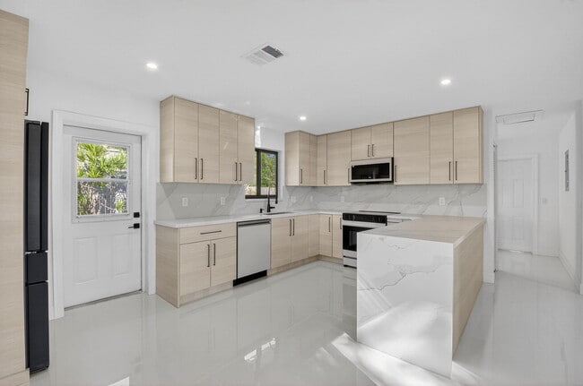 Building Photo - 513 Lindell Blvd