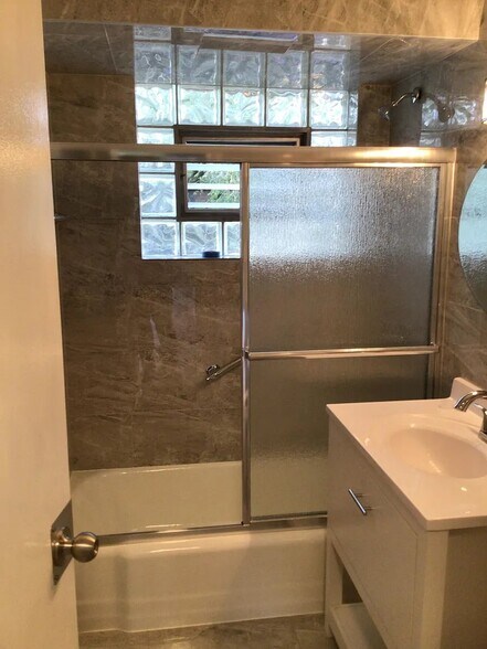 Building Photo - 7043 S East End Ave