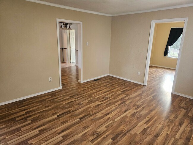 Building Photo - Charming 4Bed/2Bath Home in the Heart of Rainier! Available 6/10/26