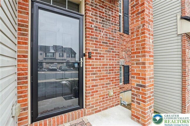 Building Photo - 270 Milkweed Dr