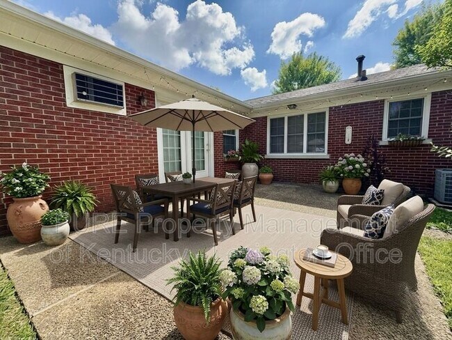 Building Photo - 2077 Dogwood Dr