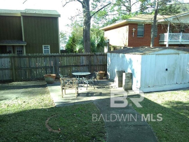 Building Photo - 25 Laurel Ave