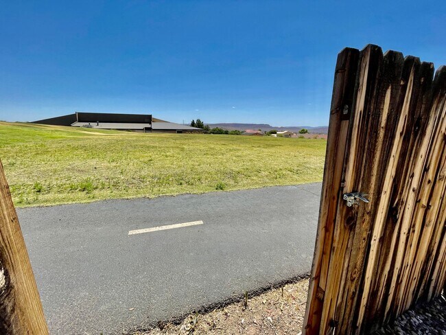 Building Photo - Adorable 3-BR Home in Red Cliffs Area