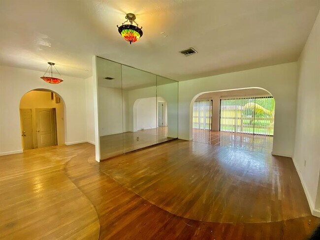 Building Photo - 14131 NW 3rd Ave