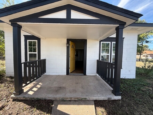 Primary Photo - 105 S Magnolia St