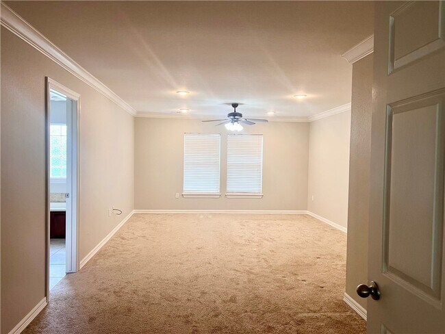 Building Photo - 564 S Pierremont Dr