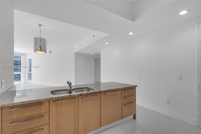 Building Photo - 15811 Collins Ave