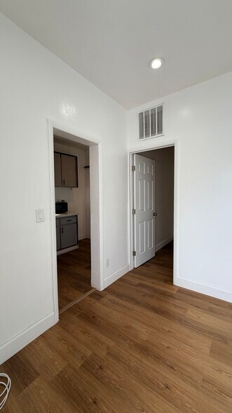 Building Photo - 414 Phippen Waiters Rd