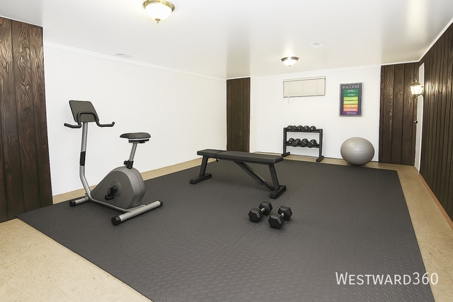 Building Photo - 16 Longwood Dr