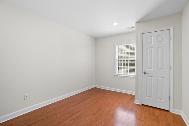 Building Photo - 9221 N Vicksburg Park Ct