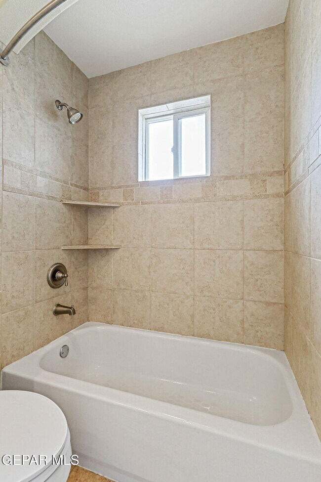 Building Photo - 6285 Wildwood Ct