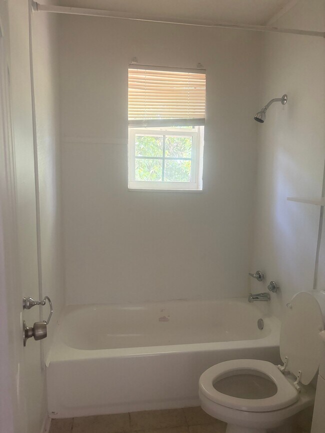 Building Photo - 2565 Peres Ave