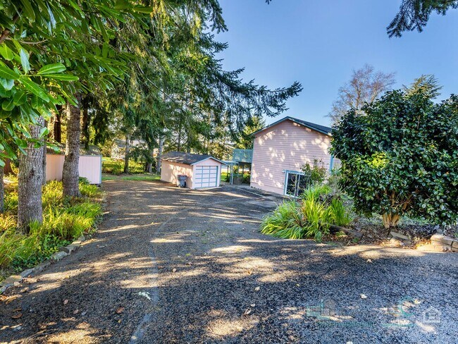 Building Photo - Spacious Single Family Home in Seaside!!!