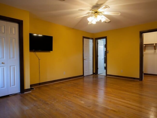 Building Photo - 4266 Roundhill Dr