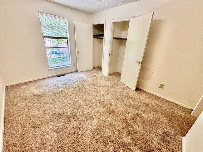 Building Photo - MOVE IN NOW OCTOBER RENT FREE - 2 Bedroom ...