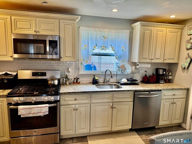 Building Photo - 15 Edwards St