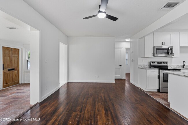 Building Photo - 509 E Fee Ave