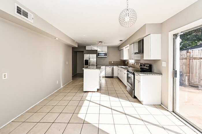 Building Photo - 10719 Idlebrook Dr