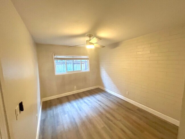 Building Photo - 2 bed 1 bath Apt in North Park Area