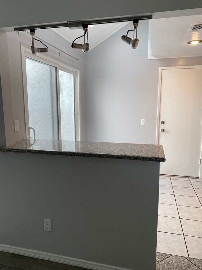Building Photo - 3-Bedroom Townhome in Desirable Village Pa...