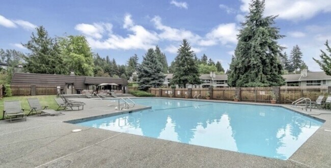 Building Photo - 1 Bed / 1 Bath Houghton condo in Kirkland $1,795/month