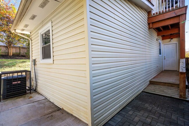 Building Photo - Amazing Anacostia 3 Bedroom with Parking I...