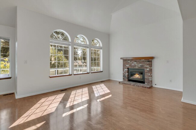 Building Photo - 3-bedroom, 2.5-bathroom home located in Fe...