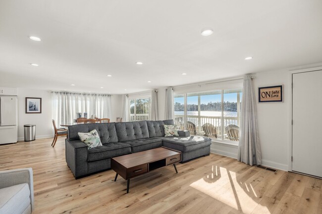 Building Photo - Lake Talquin - LAKEFRONT- Furnished 3 bedr...