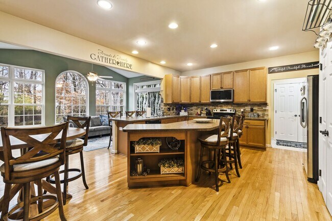 Building Photo - Located In Townsend Village