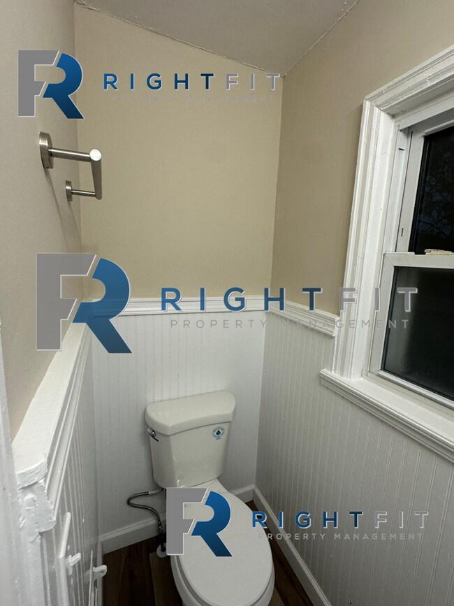 Building Photo - Charming House in Dayton