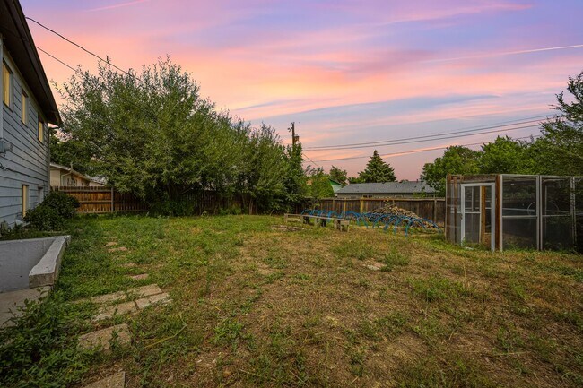 Building Photo - 1551 Chadwick Dr