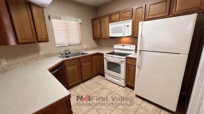 Building Photo - 2 Bedrooms, 2 Baths