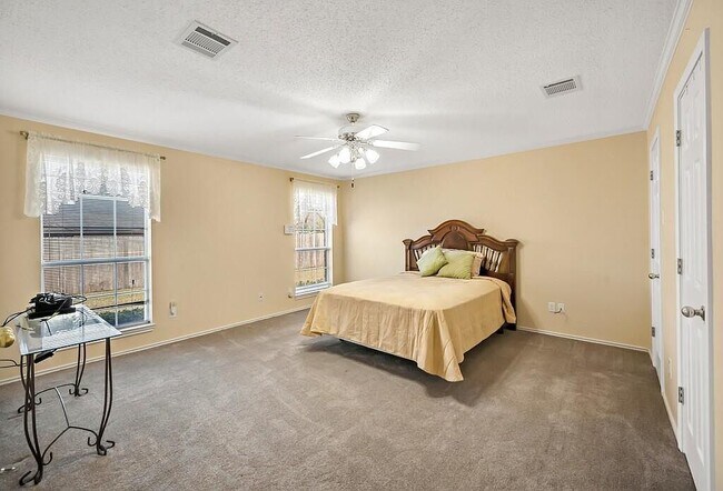 Building Photo - 3205 Village Park Dr